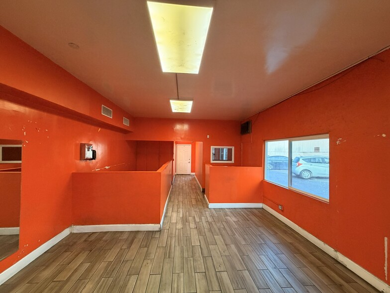 More Photos Of 333 W 17th St, Santa Ana Freestanding For Lease