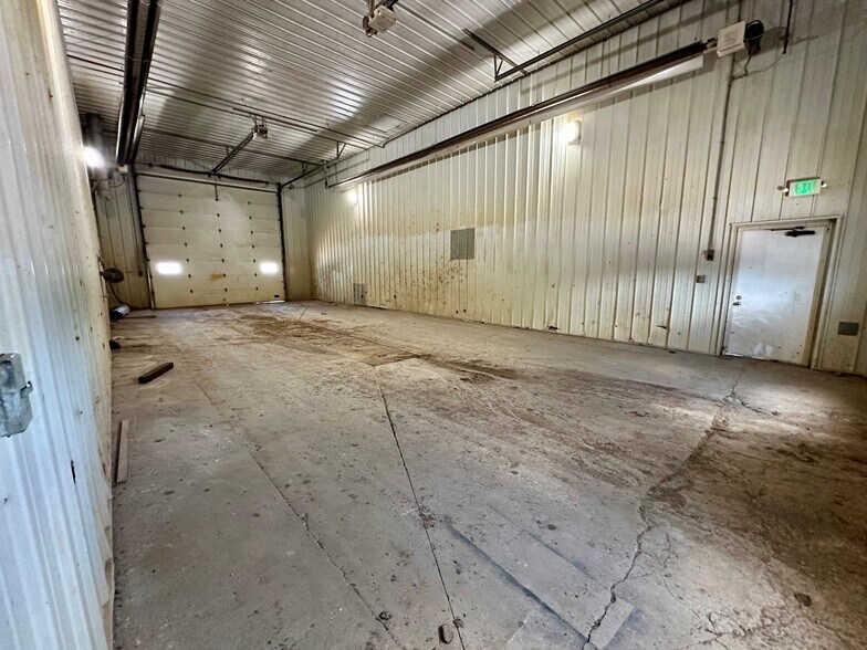 More Photos Of 2305 W Industrial Park Dr, Bloomington Warehouse For Lease