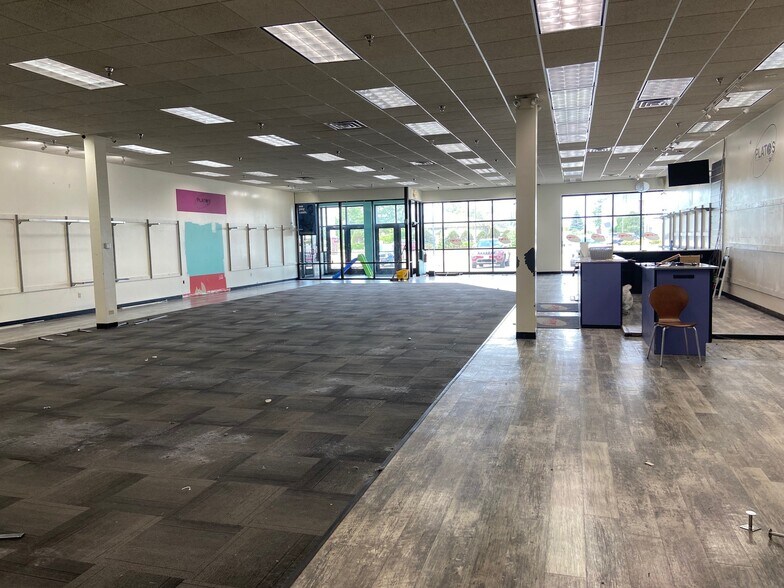 More Photos Of 311 N Mall Dr, Appleton Unknown For Lease