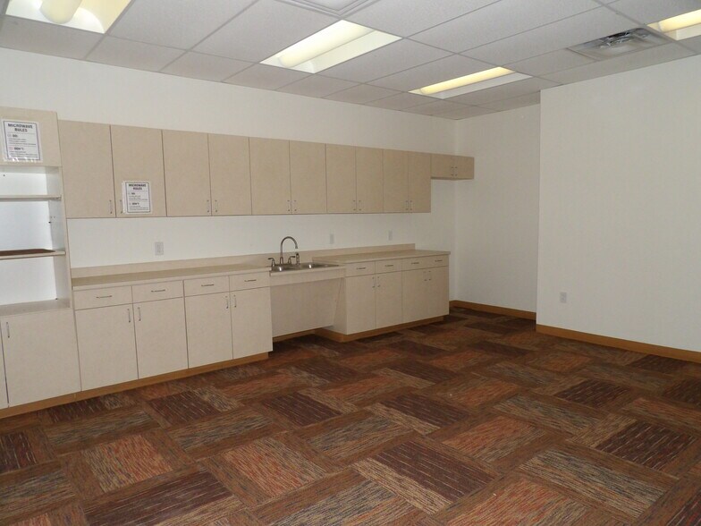 More Photos Of 11500 Pellicano Dr, El Paso Showroom For Sale