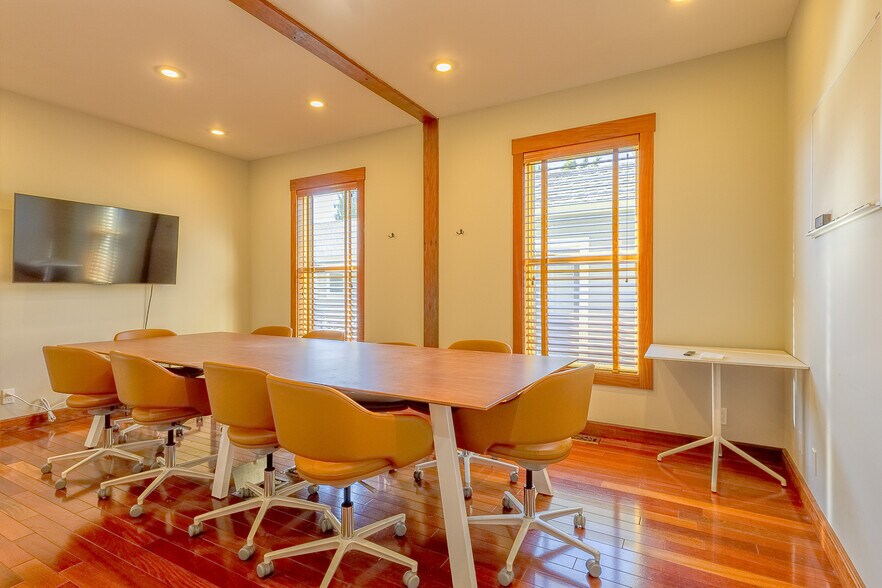 More Photos Of 230 Center St, Healdsburg Office For Lease