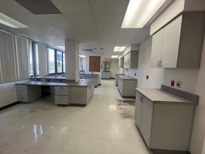 More Photos Of 420 Tamiami Trl S, Venice Medical For Sale