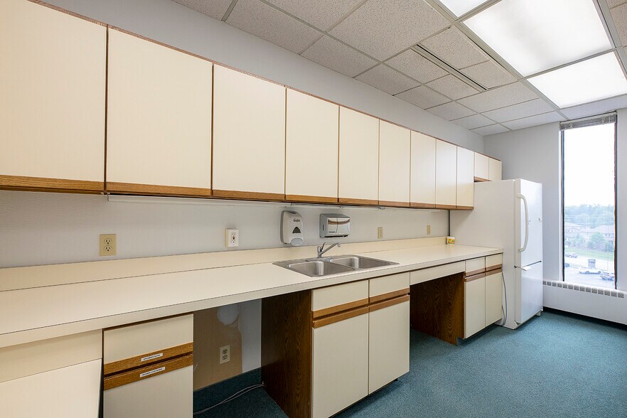 More Photos Of 29001 Cedar Rd, Lyndhurst Medical For Lease