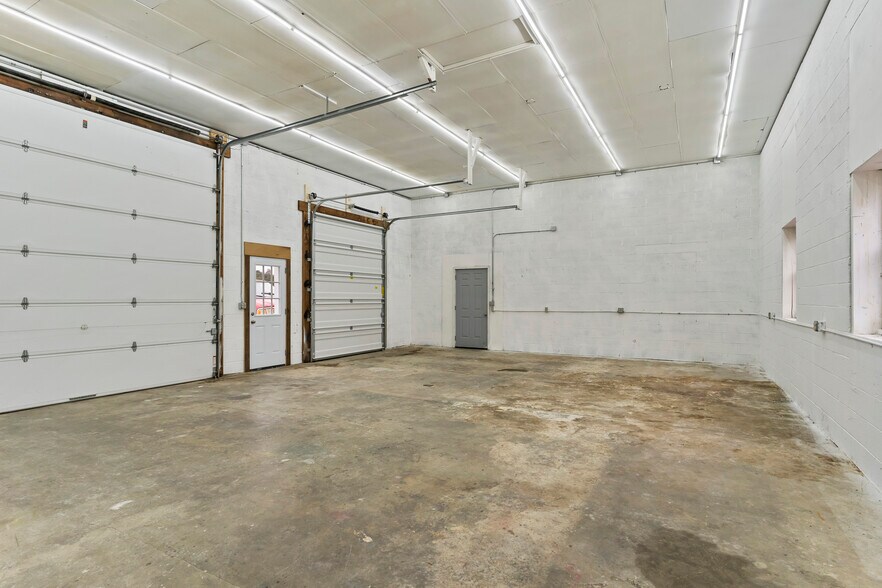 More Photos Of 717 Dickeys Dr, Chambersburg Warehouse For Lease