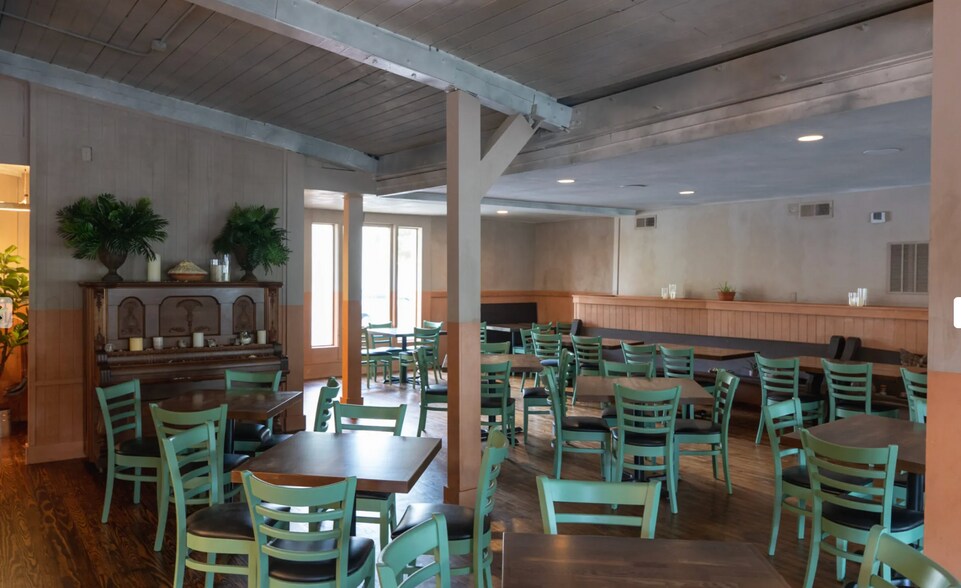 More Photos Of 162 Oxmoor Rd, Birmingham Restaurant For Lease