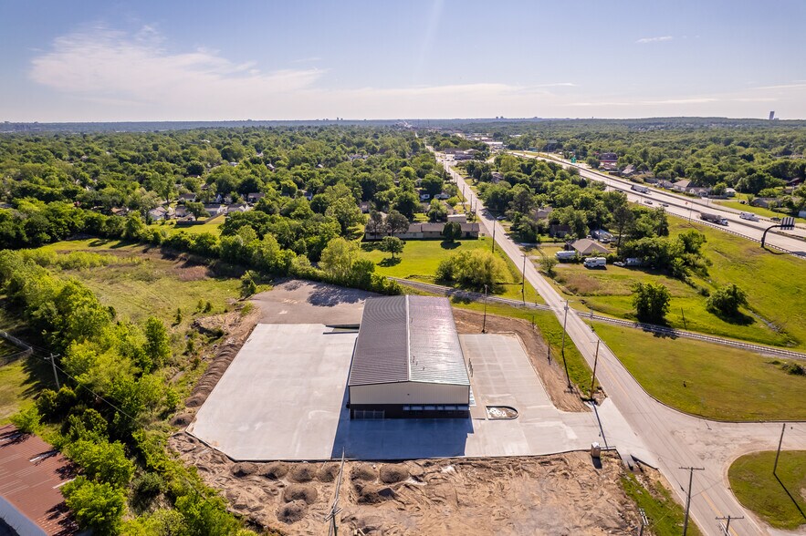 More Photos Of 3801 W 51st St, Tulsa Warehouse For Lease