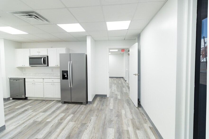 More Photos Of 2734 Burbank St, Dallas Warehouse For Lease