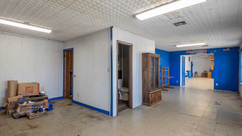 More Photos Of 105 E Couch St, Alton General Retail For Sale