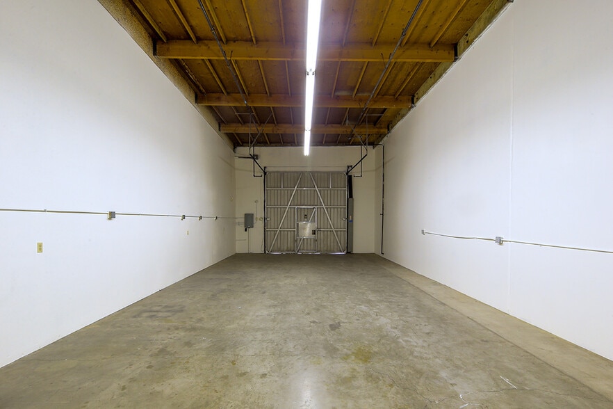 More Photos Of 158 W Pomona Ave, Monrovia Warehouse For Lease
