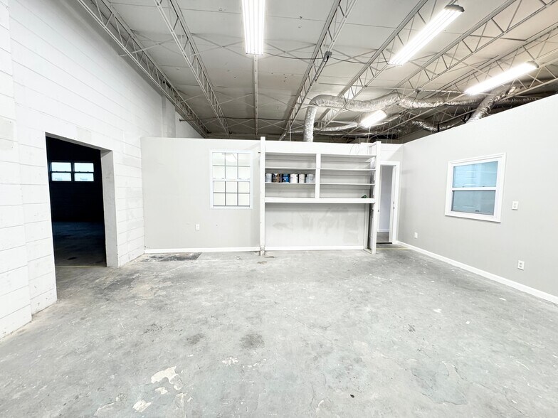 More Photos Of 3160 N 46th Ave, Saint Petersburg Warehouse For Sale