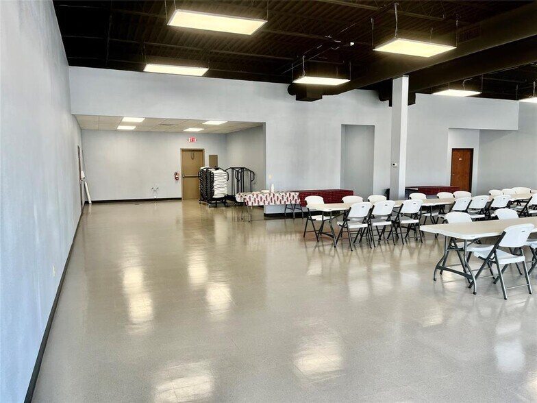 More Photos Of 102 W Dallas St, Llano Storefront Retail Office For Lease