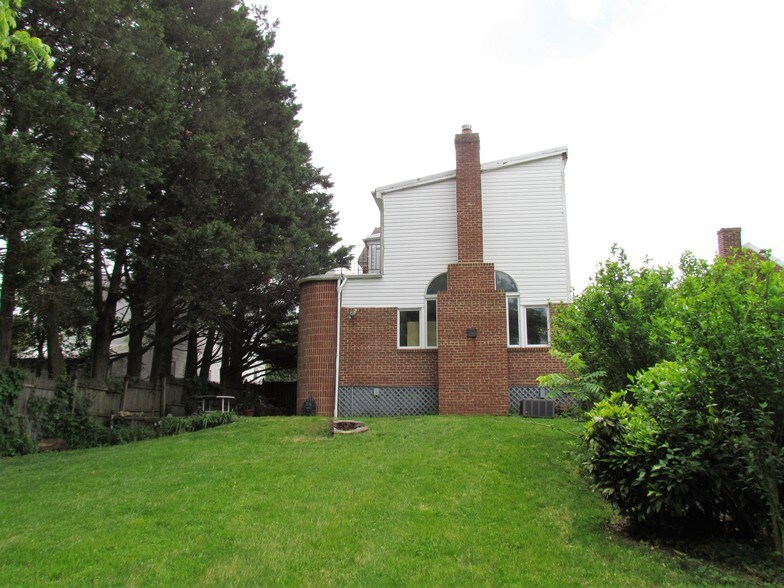 More Photos Of 33 W Main St, New Market Office For Sale