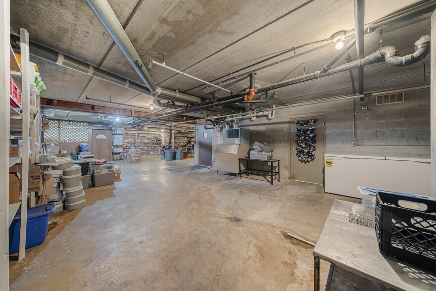 More Photos Of 689 Broadway, Berlin Restaurant For Sale