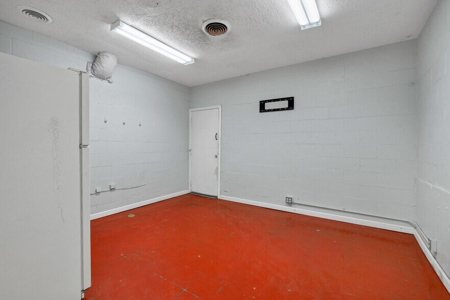 More Photos Of 914 W Commerce St, Dallas Showroom For Lease