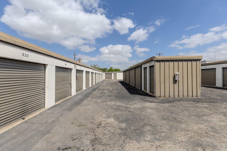 More Photos Of 209 Commercial Dr, Taylor Self Storage For Sale