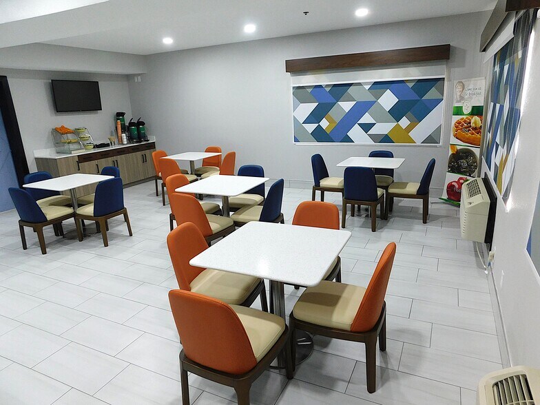 More Photos Of 1823 W Reynolds St, Pontiac Hotel For Sale