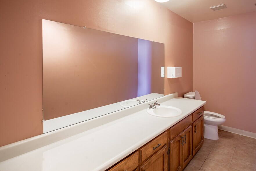 More Photos Of 1227 Bridge St, Yuba City Office For Sale