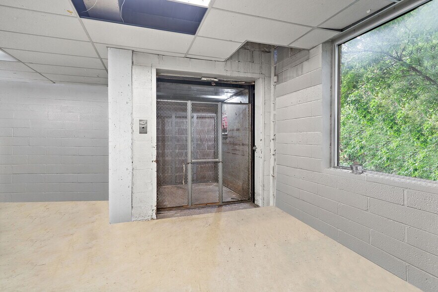 More Photos Of 2165 Av Madison, Montréal Office Residential For Lease