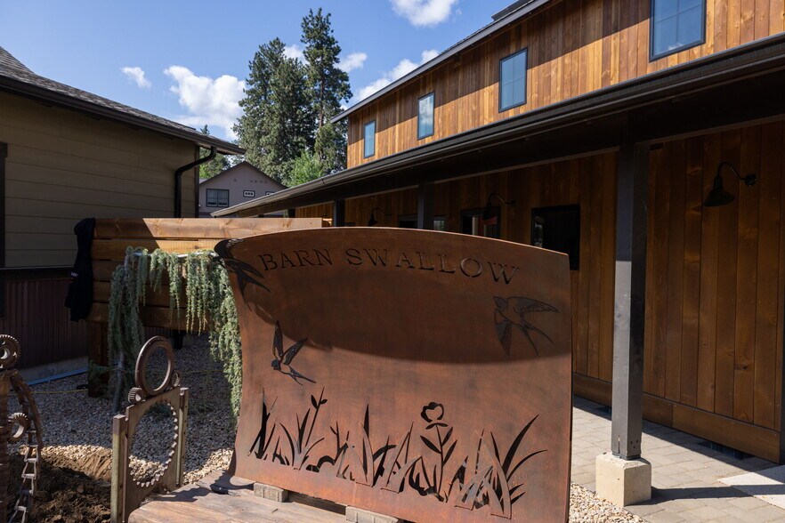 More Photos Of 771-781 W Hood Ave, Sisters Storefront Retail Residential For Lease