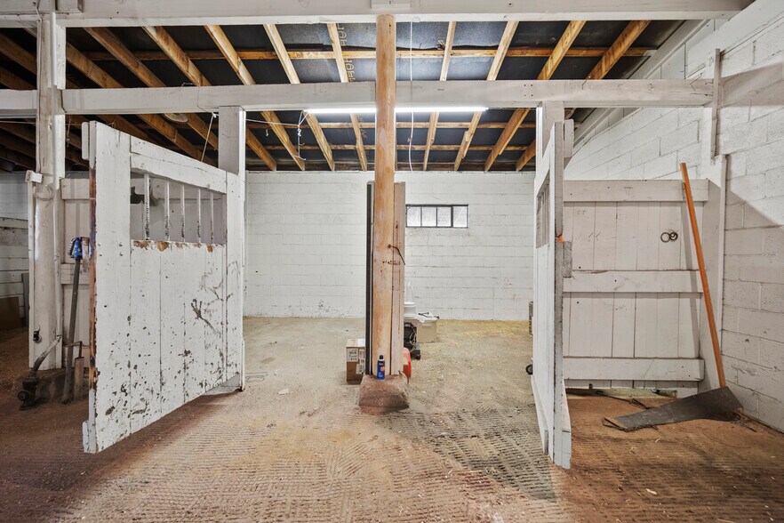 More Photos Of 5280 Edison Ave, Colorado Springs Veterinarian Kennel For Sale