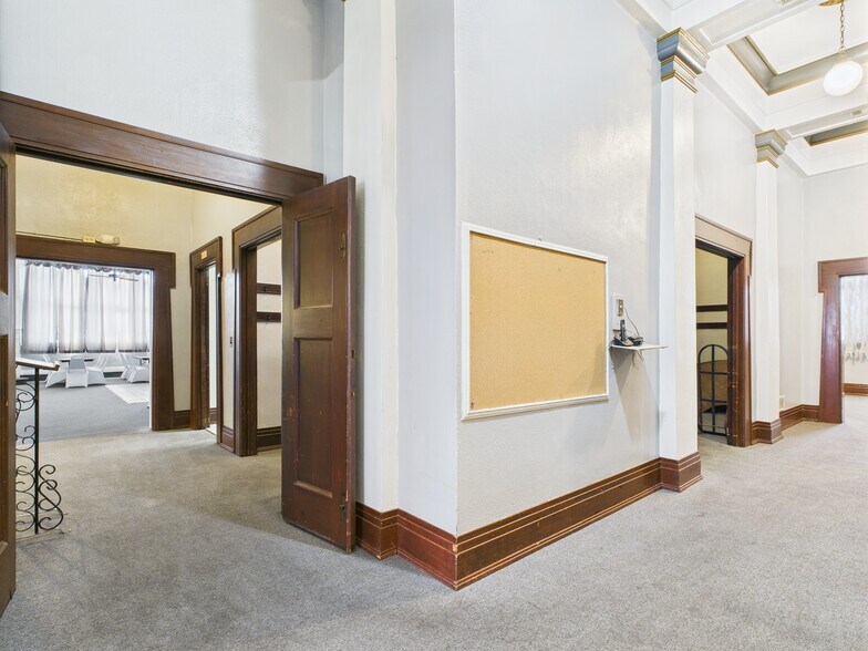 More Photos Of 619 Blondeau St, Keokuk Office For Sale