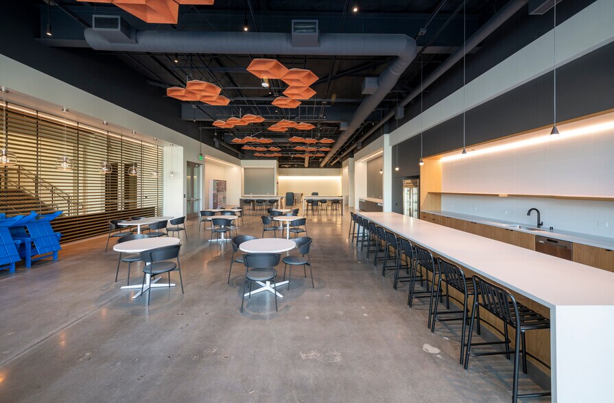 More Photos Of 150 Industrial Rd, San Carlos Flex For Sale