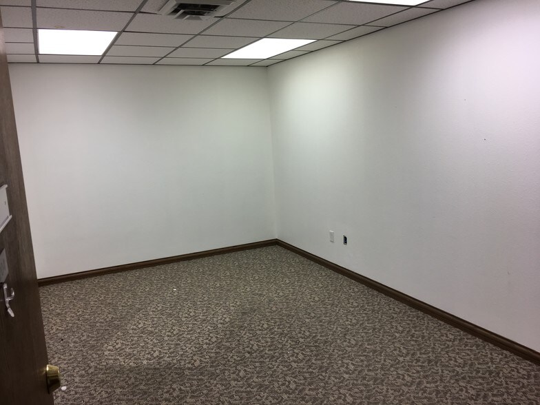 More Photos Of 21 Main St S, Minot Flex For Lease