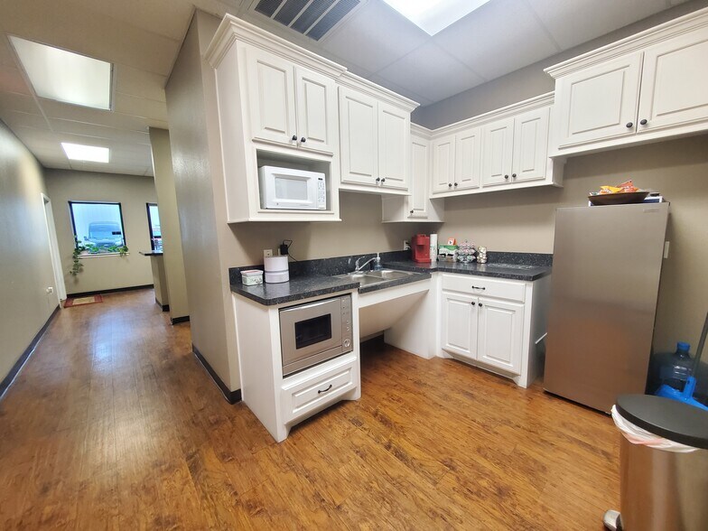More Photos Of 2418 N Frazier St, Conroe Light Manufacturing For Lease