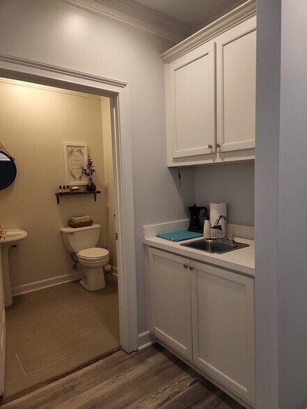 More Photos Of 101-106 Bombay Ln, Roswell Medical For Lease