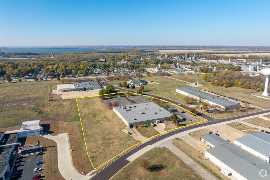 More Photos Of 1805 Riverway Dr, Pekin Distribution For Sale