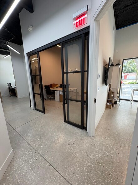 More Photos Of 429 N Lime Ave, Sarasota Freestanding For Lease