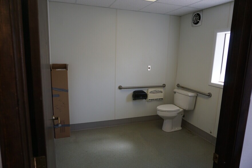 More Photos Of 1109 Meade Ave, Prosser Office For Lease