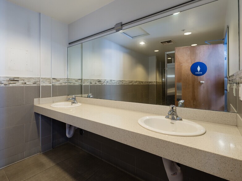 More Photos Of 4005 Highland Ave, Manhattan Beach Storefront Retail Office For Sale