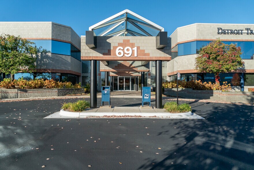 More Photos Of 691 N Squirrel Rd, Auburn Hills Office For Lease