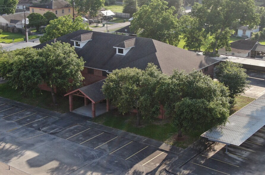 More Photos Of 9411 Alcorn St, Houston Warehouse For Lease