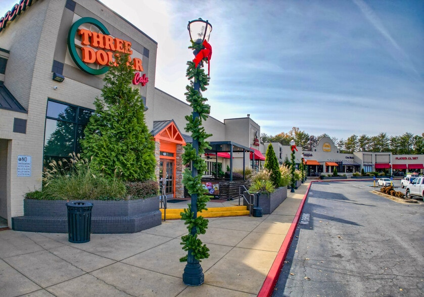 More Photos Of 2700 Town Center Dr, Marietta Unknown For Lease