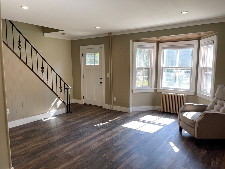 More Photos Of 77 Boulevard Ave, Greenlawn Apartments For Lease