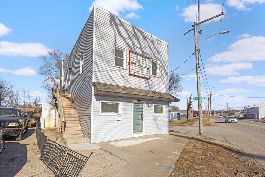 Primary Photo Of 1850 Easton Blvd, Des Moines Storefront Retail Residential For Sale