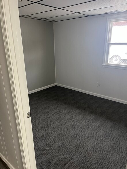 More Photos Of 1112 Ulrich Ave, Louisville Office For Lease