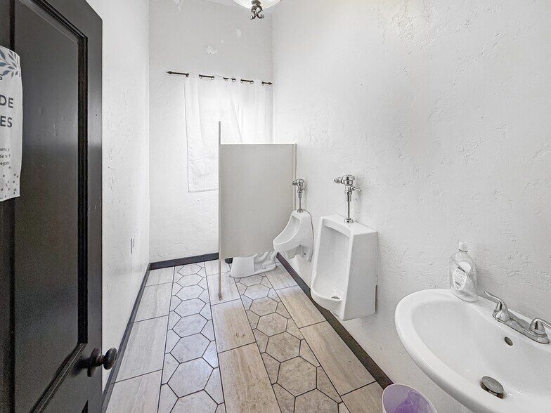 More Photos Of 7101 Menlo Ave, Los Angeles Specialty For Sale