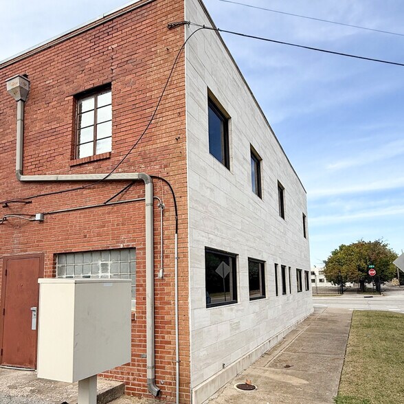 More Photos Of 816-822 E 6th St, Tulsa Office For Lease