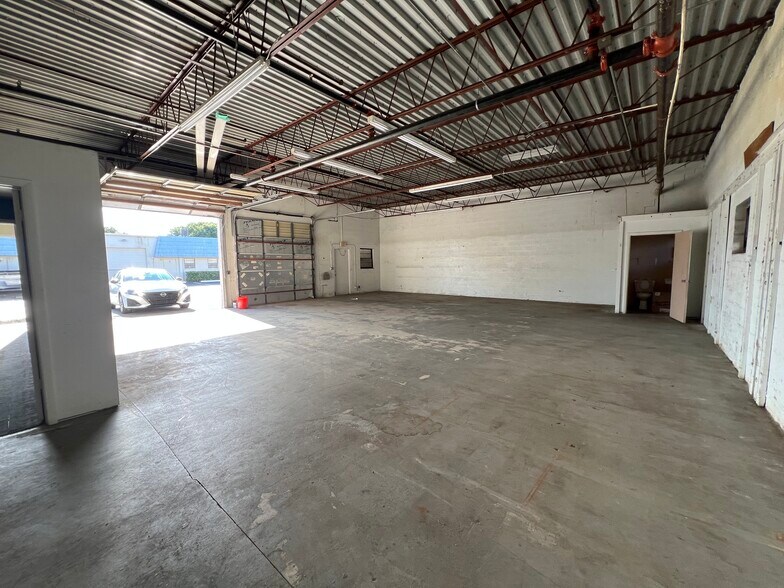 More Photos Of 3885 Investment Ln, Riviera Beach Warehouse For Lease