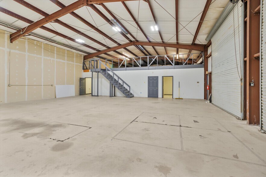 More Photos Of 11111 Neeshaw Dr, Houston Industrial For Lease
