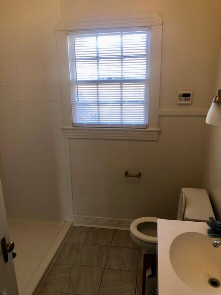 More Photos Of 406 Iris Ave, Jefferson Flex For Lease