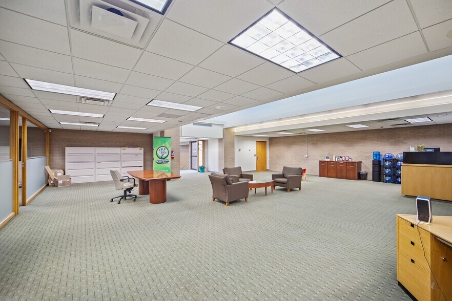 More Photos Of 2805 Beaver Ave, Des Moines Bank For Sale