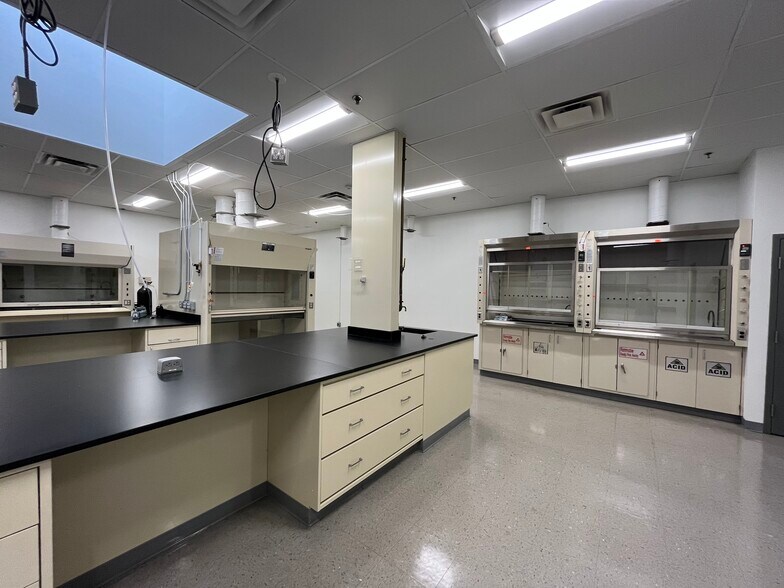 More Photos Of 10 Roessler Rd, Woburn Research And Development For Lease