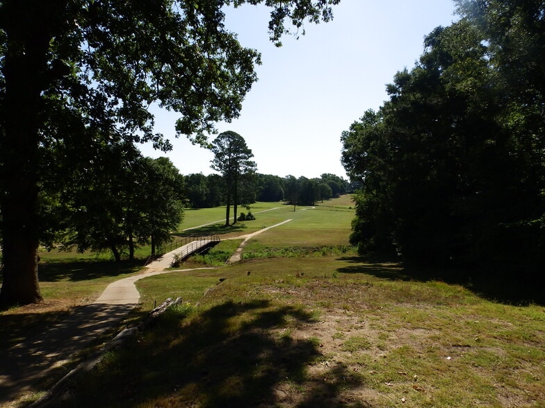 More Photos Of 2130 Country Club Rd, Palestine Golf Course Driving Range For Sale