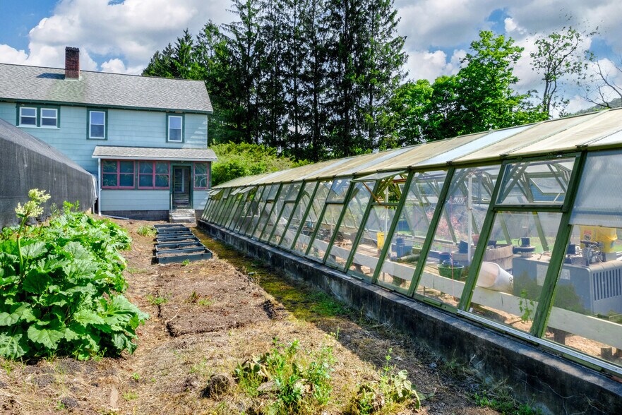 More Photos Of 265 Main St, Delhi Garden Center For Sale