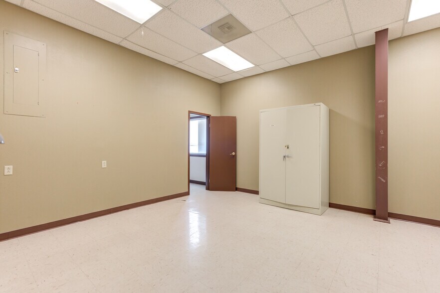 More Photos Of 3802-3806 Interstate 27, Lubbock Office For Sale