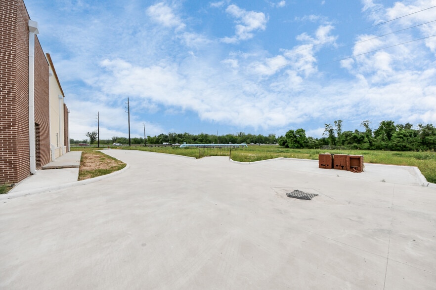 More Photos Of 440 Crown Garden Trail, Sugar Land Freestanding For Lease